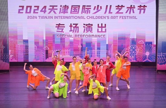 7月22日，來自俄羅斯的舞蹈團(tuán)演員在藝術(shù)節(jié)上展演。新華社記者 趙子碩 攝