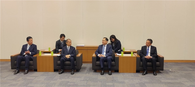 4月11日，楊萬明會(huì)長(zhǎng)在東京會(huì)見日中友好議員聯(lián)盟會(huì)長(zhǎng)二階俊博（左二）。中國人民對(duì)外友好協(xié)會(huì)供圖