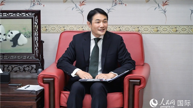 使館發(fā)言人畢海波公參介紹黨的二十屆三中全會情況并回答記者提問。人民網(wǎng) 郭錦標攝