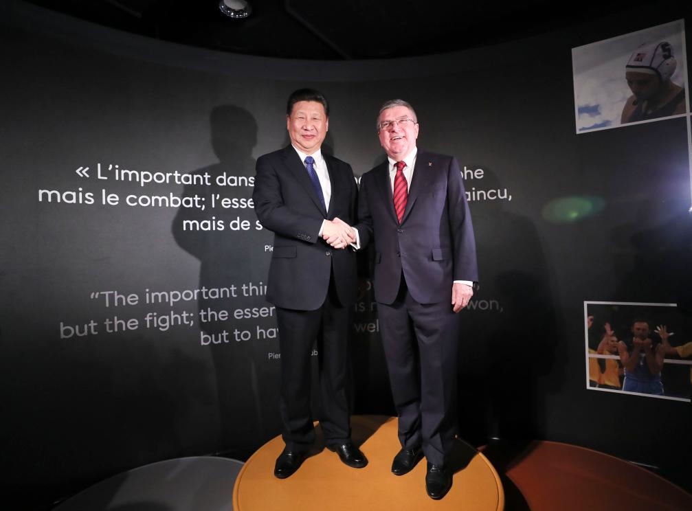 2017年1月18日，國家主席習(xí)近平在瑞士洛桑國際奧林匹克博物館會(huì)見國際奧林匹克委員會(huì)主席巴赫。這是習(xí)近平和巴赫在奧運(yùn)冠軍領(lǐng)獎(jiǎng)臺(tái)上合影。新華社記者 蘭紅光 攝