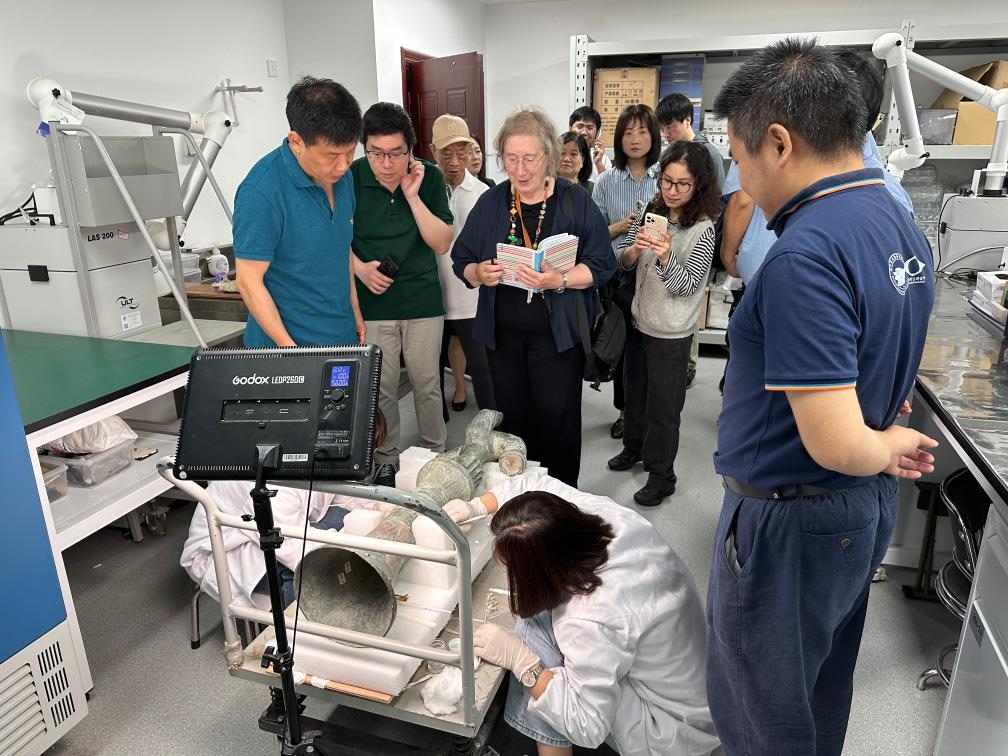 2024年5月28日，英國考古學(xué)家、牛津大學(xué)教授杰西卡·羅森在文物保護(hù)修復(fù)實驗室觀摩文物。新華社發(fā)（四川省文物考古研究院供圖）