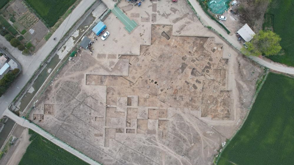 這是2024年3月23日拍攝的四川省廣漢市三星堆遺址發(fā)掘區(qū)（無人機(jī)照片）。新華社發(fā)（四川省文物考古研究院供圖）