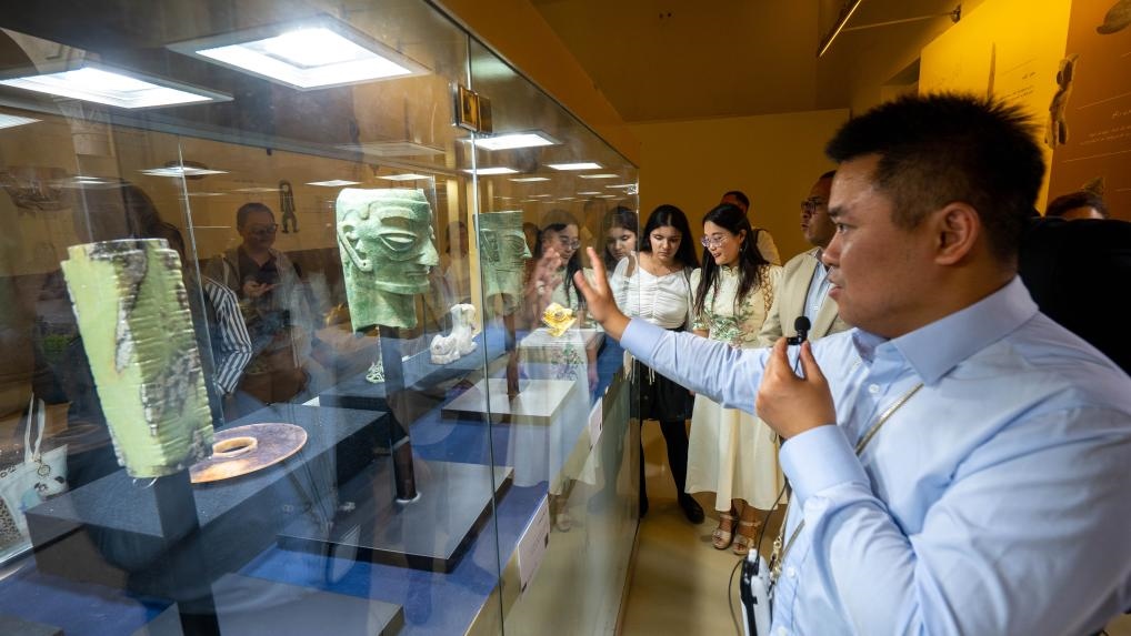 2024年6月14日，冉宏林在埃及開羅舉辦的“三星堆·金沙”主題數(shù)字展上向埃及公眾介紹三星堆文化。新華社發(fā)（四川省文物考古研究院供圖）