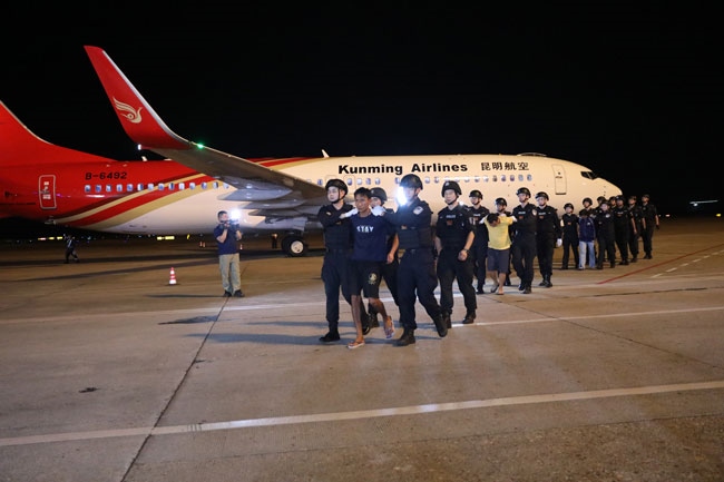 押解現(xiàn)場。公安部供圖