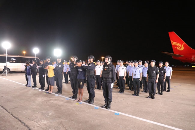 押解現(xiàn)場。公安部供圖