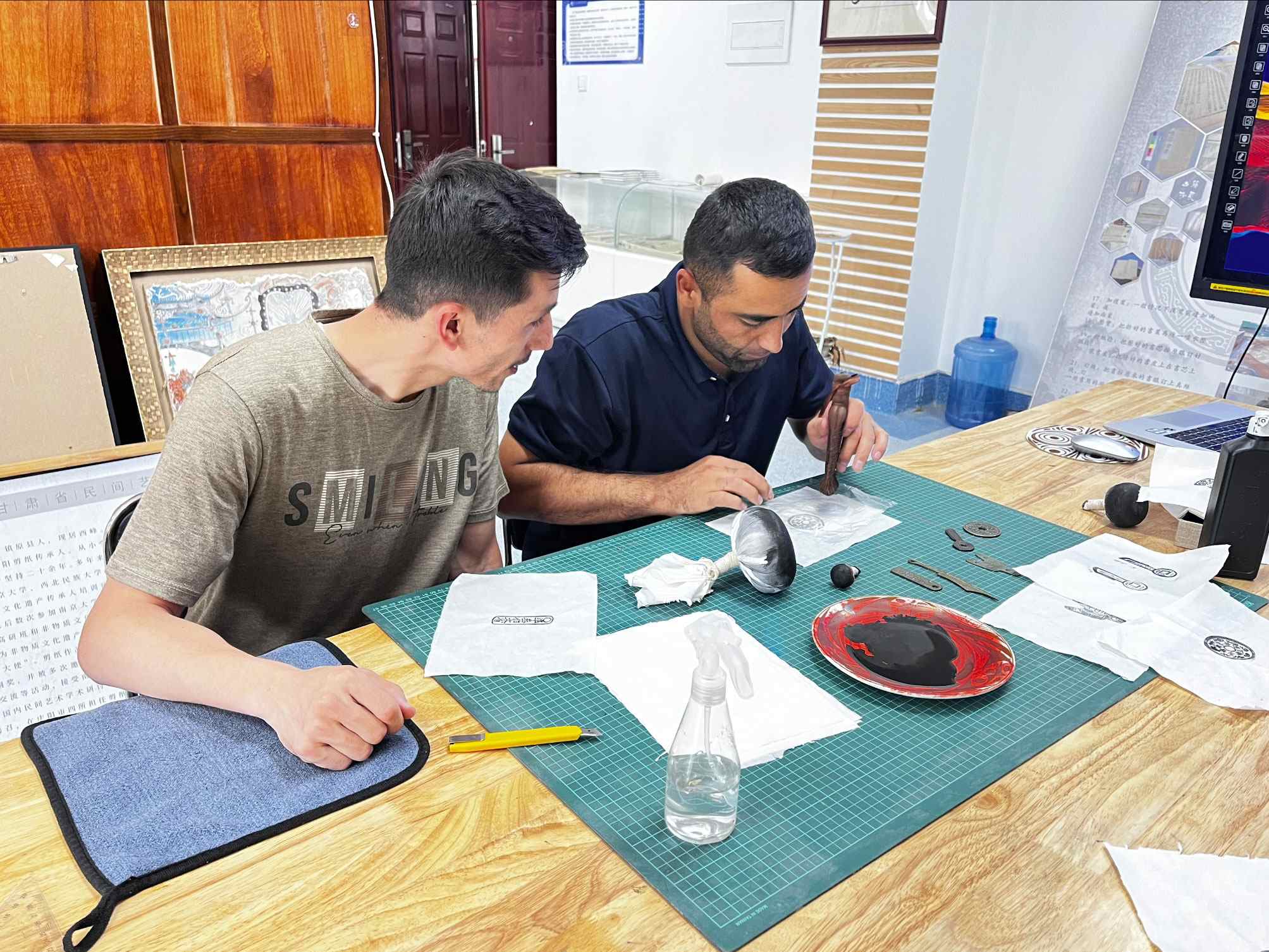 營員們動手體驗“非遺”技藝。校方供圖