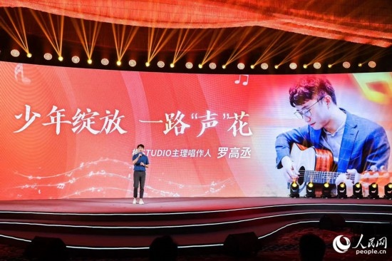 羅高丞在臺(tái)上分享自己的創(chuàng)作心路。人民網(wǎng)攝