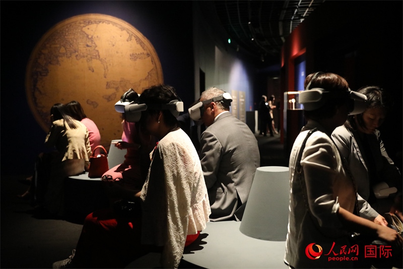 嘉賓在展覽“傳奇之旅：馬可·波羅與絲綢之路上的世界”VR體驗(yàn)區(qū)參觀。人民網(wǎng) 殷韜攝