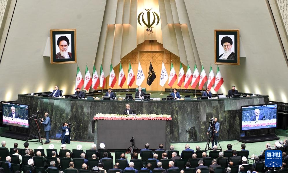 7月30日，佩澤希齊揚（中）在伊朗德黑蘭的伊朗議會宣誓就任伊朗總統(tǒng)后發(fā)表就職演說。新華社記者 沙達提 攝