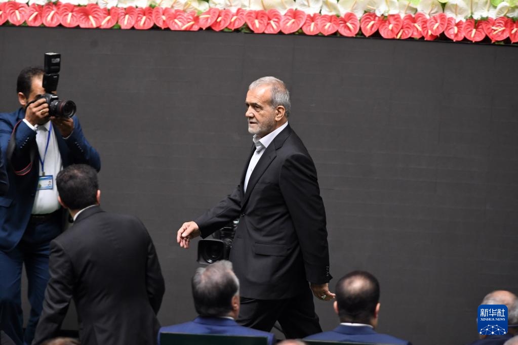 7月30日，在伊朗德黑蘭的伊朗議會，佩澤希齊揚（中）抵達總統(tǒng)就職典禮現(xiàn)場。新華社記者 沙達提 攝