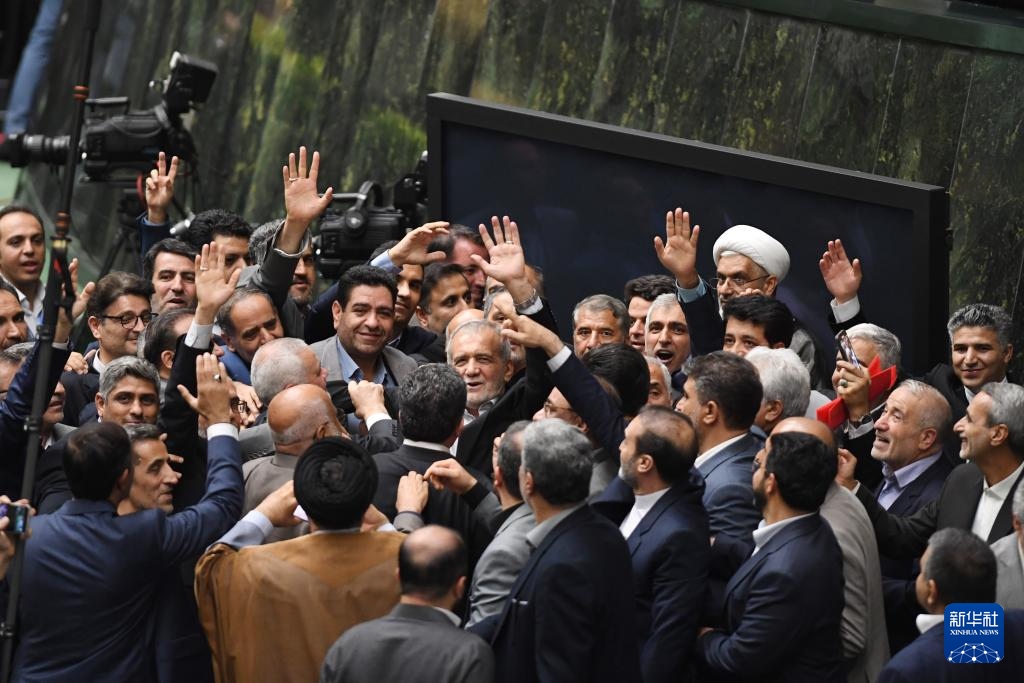 7月30日，在伊朗德黑蘭的伊朗議會，佩澤希齊揚（中）離開總統(tǒng)就職典禮現(xiàn)場時揮手致意。新華社記者 沙達提 攝