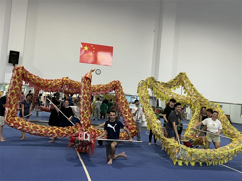 在中國和巴西共迎兩國建交50周年之際，巴西圣保羅州立大學(xué)孔子學(xué)院今年7月成功組織多批、近40名巴西青少年來華進行短期訪問交流，圖為訪問團成員在中國參加文化體驗活動。 巴西圣保羅州立大學(xué)孔子學(xué)院供圖