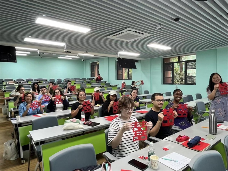 在中國和巴西共迎兩國建交50周年之際，巴西圣保羅州立大學(xué)孔子學(xué)院今年7月成功組織多批、近40名巴西青少年來華進行短期訪問交流，圖為訪問團成員參加文化體驗活動。 巴西圣保羅州立大學(xué)孔子學(xué)院供圖