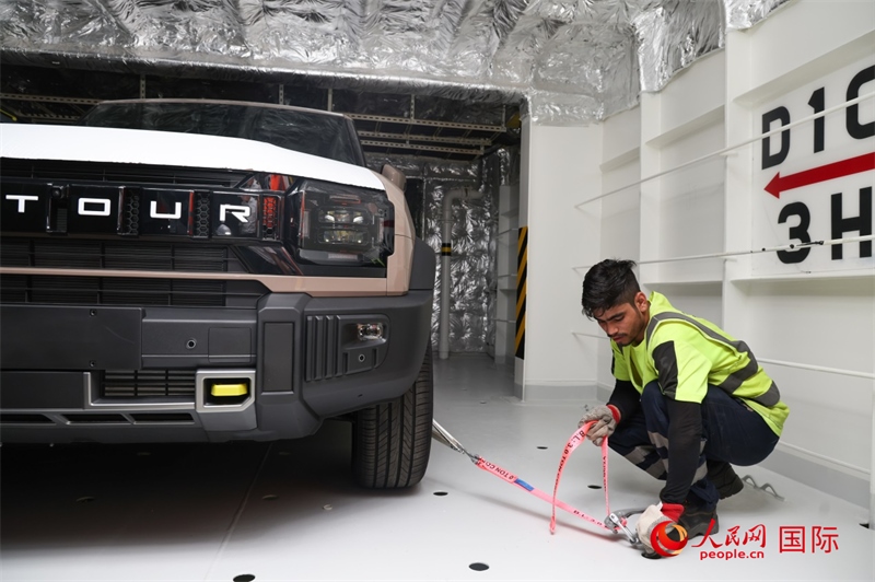 工人正在進(jìn)行卸車作業(yè)。人民網(wǎng)記者任皓宇攝