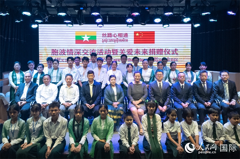 嘉賓與受助師生合影。人民網(wǎng)記者 謝佳君攝