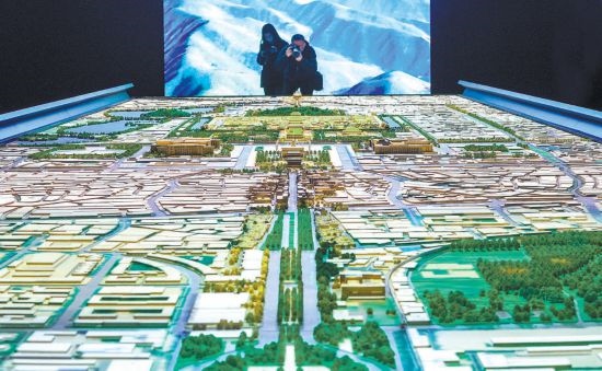 首都博物館“輝煌中軸”展廳內(nèi)，十六米長(zhǎng)的中軸線沙盤(pán)，配以立體投影技術(shù)，展現(xiàn)北京中軸線之壯美。 本報(bào)記者 武亦彬攝