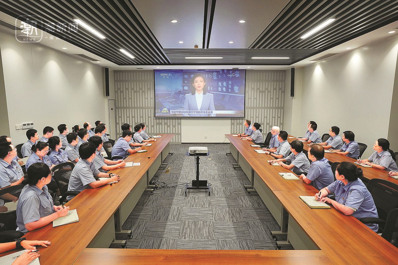 2024年8月1日晚，寧波永新光學(xué)股份有限公司員工集體觀看央視《新聞聯(lián)播》關(guān)于國家主席習(xí)近平給包陪慶、曹其鏞等祖籍寧波的香港企業(yè)家回信的報道。潮新聞記者 賀元凱 彭鵬 周旭輝 攝