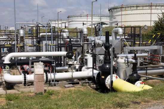 這是2022年5月24日在匈牙利薩茲豪隆包陶多瑙河煉油廠拍攝的連接匈牙利和俄羅斯的“友誼”輸油管道入口點(diǎn)。新華社發(fā)（弗爾季·奧蒂洛攝）