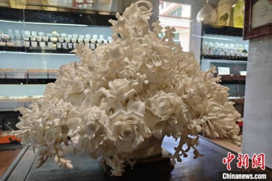 福建德化陶瓷以“白”見(jiàn)長(zhǎng)，因白如雪、明如鏡、薄如紙、聲如磬、潤(rùn)如玉而享譽(yù)世界。 吳冠標(biāo) 攝