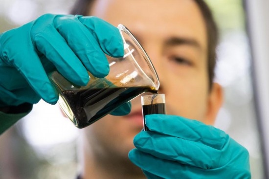 2022年5月24日，在匈牙利薩茲豪隆包陶多瑙河煉油廠，一名工人對(duì)通過阿德里亞輸油管道運(yùn)達(dá)的原油樣品進(jìn)行質(zhì)量分析。新華社發(fā)（弗爾季·奧蒂洛攝）