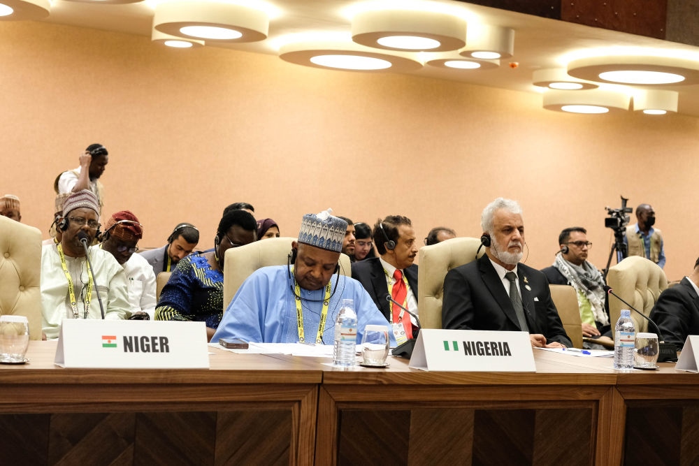 1月20日，與會(huì)代表出席在烏干達(dá)首都坎帕拉舉行的不結(jié)盟運(yùn)動(dòng)第19次峰會(huì)閉幕式。新華社發(fā)（阿佳拉·納瓦達(dá)攝）