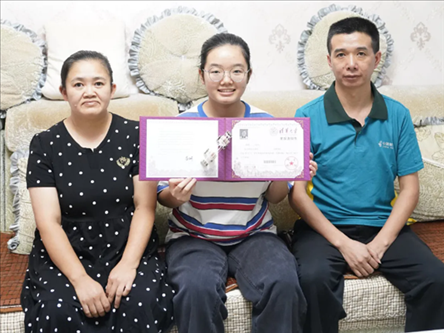 楊雨和父母。清華大學(xué)供圖