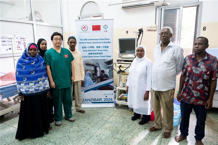 王璐醫(yī)生與部分患者合影。中國援桑醫(yī)療隊(duì)供圖