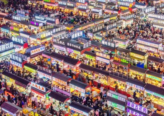 2024年4月21日，人們在河北省正定縣小商品夜市品嘗美食（無人機(jī)照片）。新華社發(fā)（武志偉 攝）