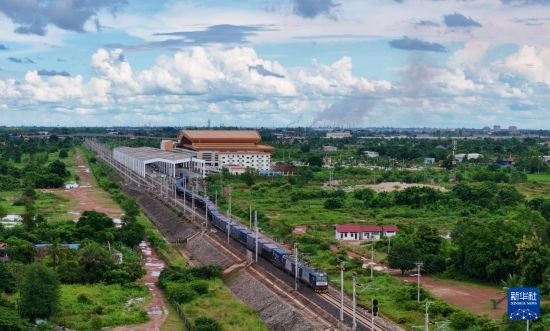 8月5日，由老撾籍火車司機(jī)獨(dú)立駕駛的滿載貨物的列車駛出萬象站，向中國昆明進(jìn)發(fā)（無人機(jī)照片）。新華社發(fā)（楊永全 攝）