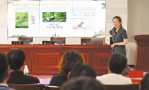 圖②：法官給旁聽(tīng)群眾講解破壞生態(tài)環(huán)境的危害和法律后果。