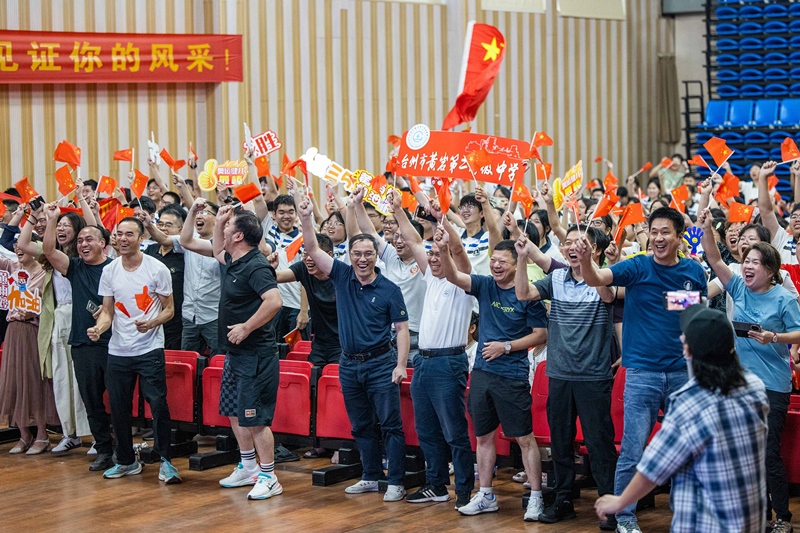 北京時間7月27日，2024年巴黎奧運會首個比賽日，在射擊10米氣步槍混合團體比賽中，中國選手黃雨婷/盛李豪獲得金牌。圖為黃雨婷的母校師生們通過收看奧運直播的方式為她加油助威。