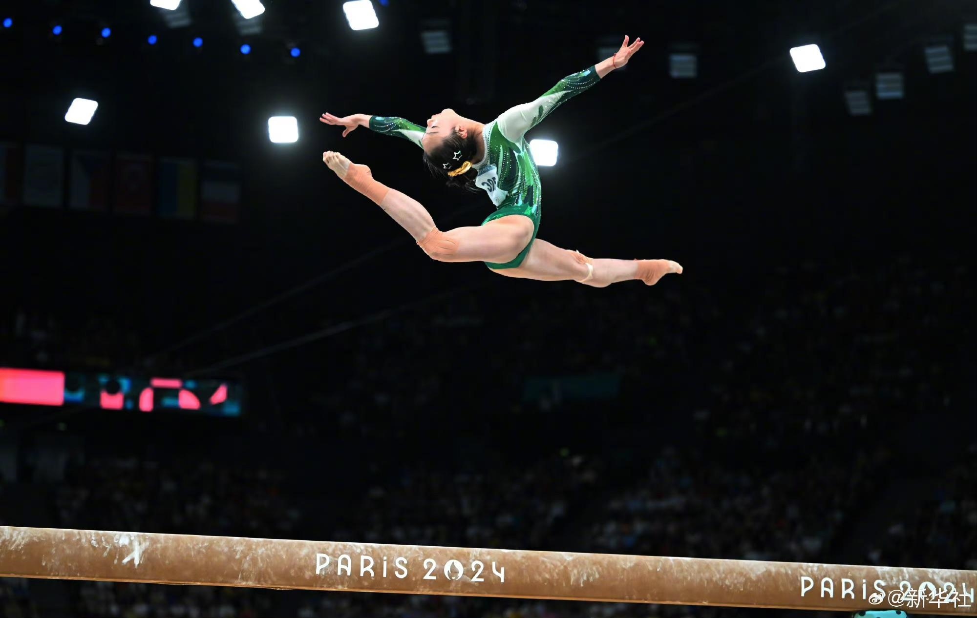 巴黎奧運(yùn)會(huì)體操女子平衡木比賽中，中國選手周雅琴的靚麗身姿