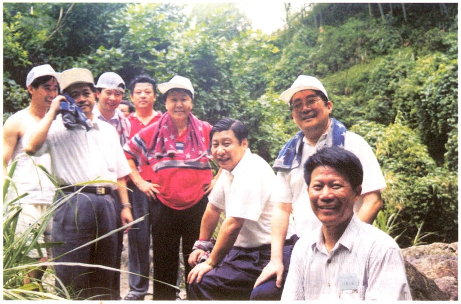 1999年6月，習(xí)近平在福州森林公園參加紀(jì)念毛主席“發(fā)展體育運(yùn)動(dòng)，增強(qiáng)人民體質(zhì)”題詞47周年登山健身活動(dòng)。（資料照片，來(lái)源：《習(xí)近平在福建》（下））