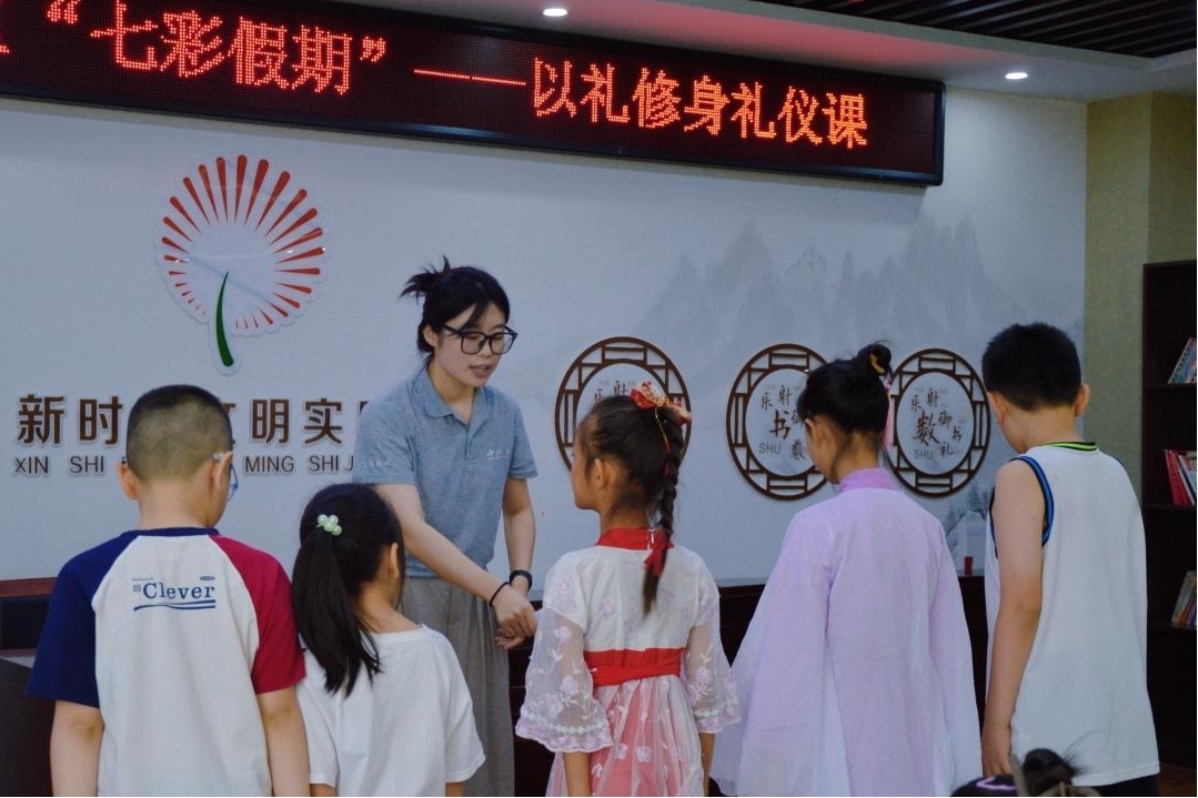 曲阜市小雪街道如意社區(qū)新時(shí)代文明實(shí)踐站以禮修身禮儀課。謝婉瑩 攝