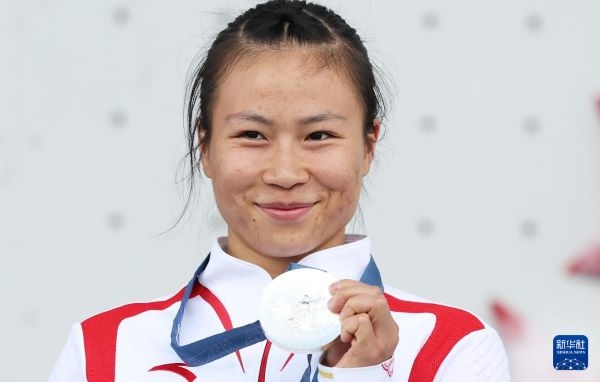 北京時間8月7日，在巴黎奧運(yùn)會攀巖女子速度賽比賽中，中國選手鄧麗娟獲得銀牌。圖為亞軍中國選手鄧麗娟在頒獎儀式上。新華社記者 高靜 攝