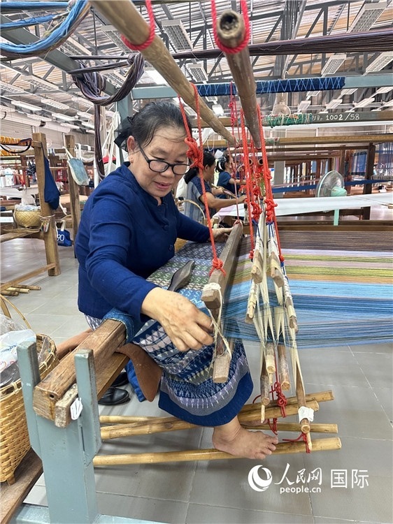 傳統(tǒng)手工織布。人民網(wǎng)記者 簡(jiǎn)承淵攝