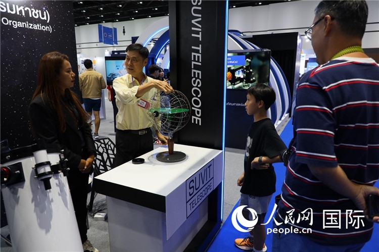 專家向觀眾講述航天知識。人民網(wǎng)記者簡承淵攝。