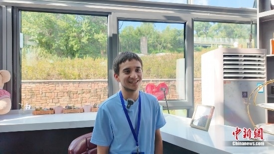 圖為外籍青年杜喬接受采訪。曹淼欣攝