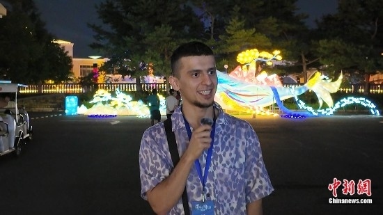 圖為外籍青年李浩然接受采訪。曹淼欣 攝