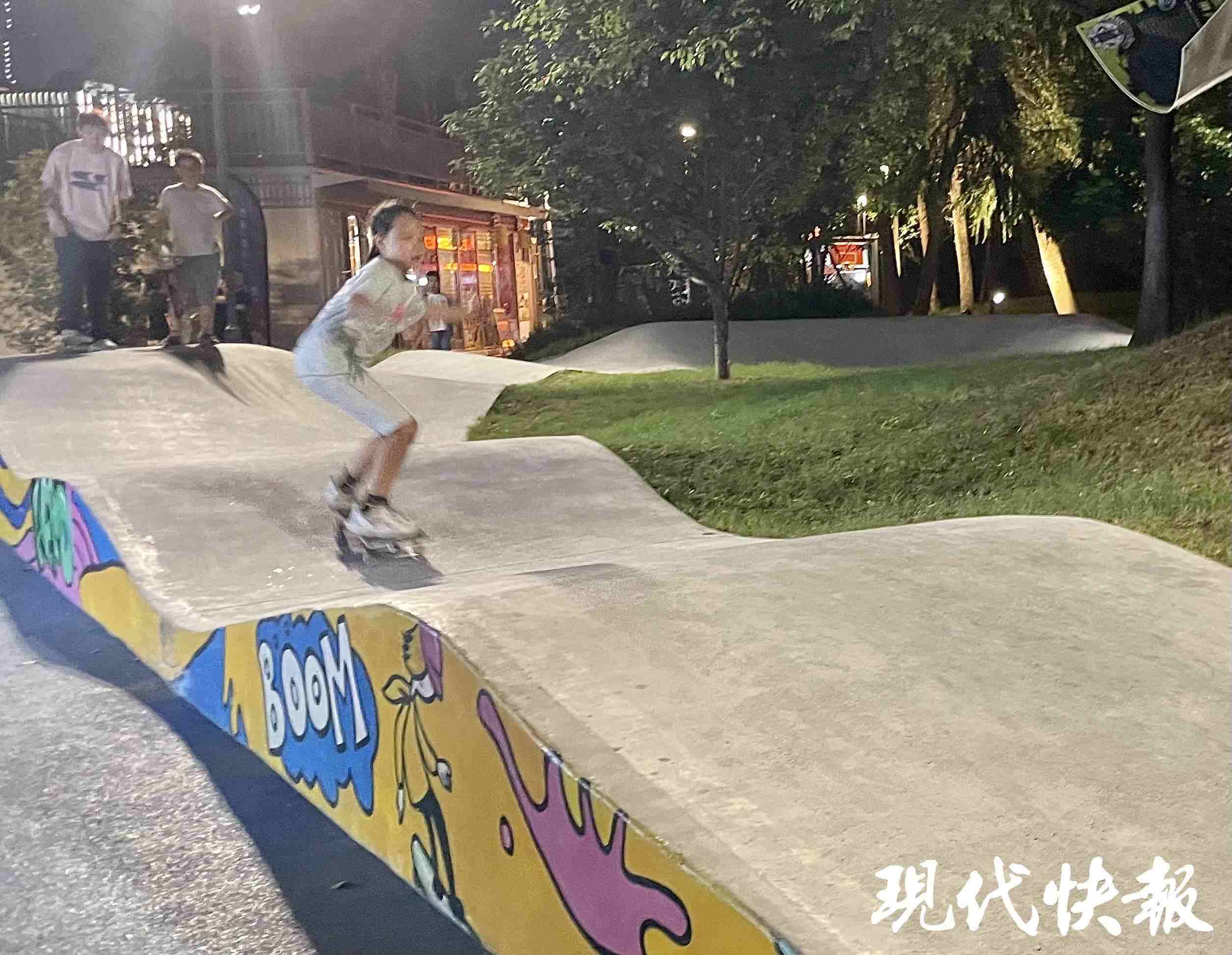 南京西城·夜未央的滑板場地上,一群青少年正在玩滑板