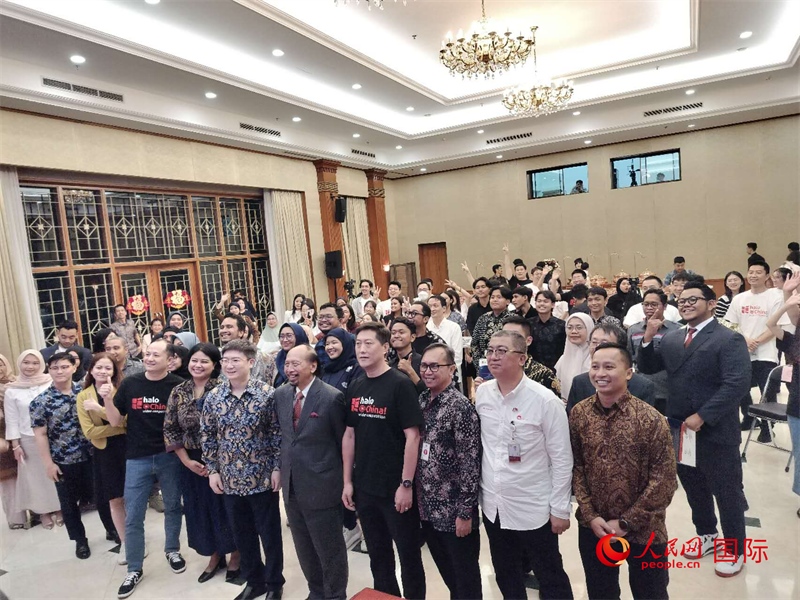 周侃臨時代辦與參加活動的中印尼嘉賓合影 人民網記者李培松攝