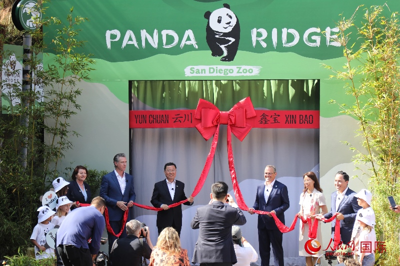 1、中國(guó)駐美國(guó)大使謝鋒、加州州長(zhǎng)紐森、圣迭戈市市長(zhǎng)格洛利亞等人共同為“熊貓嶺”開(kāi)館剪彩。 人民網(wǎng)記者 李志偉攝
