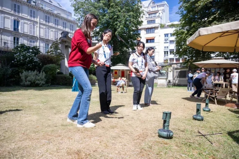 中外友人體驗投壺游戲。巴黎