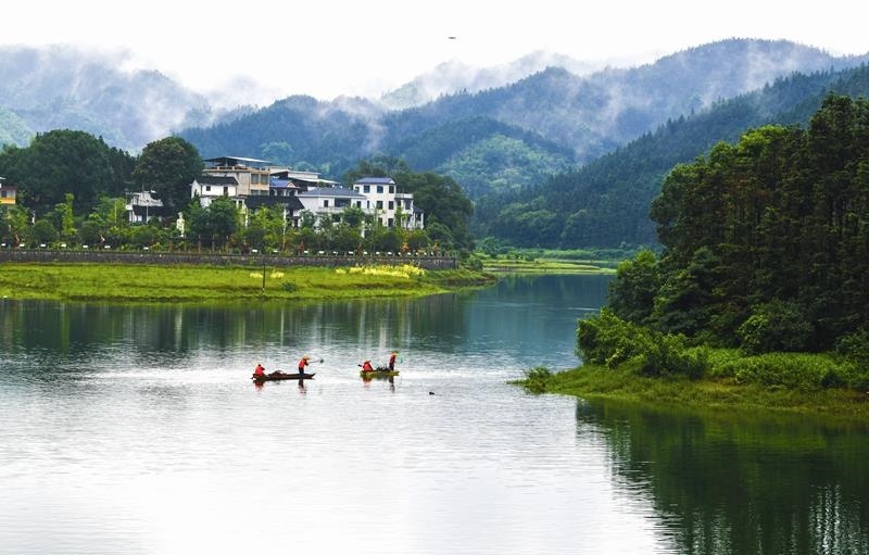 2024年6月5日，志愿者在湖南常寧市洋泉水庫(kù)清理水面漂浮物。
