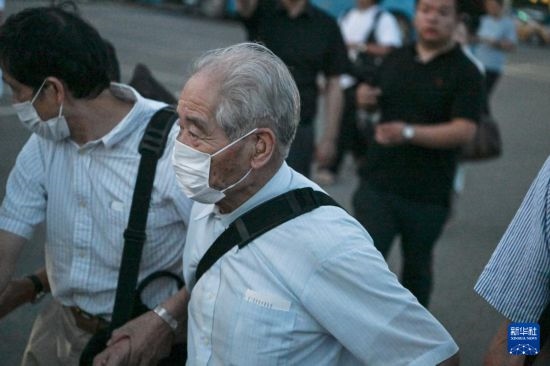 8月12日晚，侵華日軍第七三一部隊(duì)（簡(jiǎn)稱“731部隊(duì)”）“少年隊(duì)”原隊(duì)員清水英男，乘機(jī)抵達(dá)哈爾濱。新華社記者 王松 攝