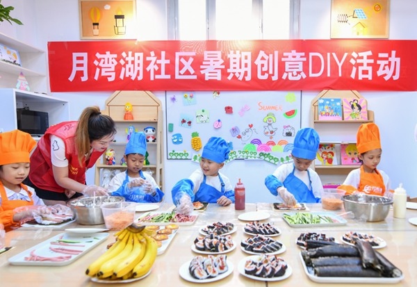 漯河市月灣湖社區(qū)青少年活動(dòng)室里，志愿者教孩子們做手工。 齊國霞攝