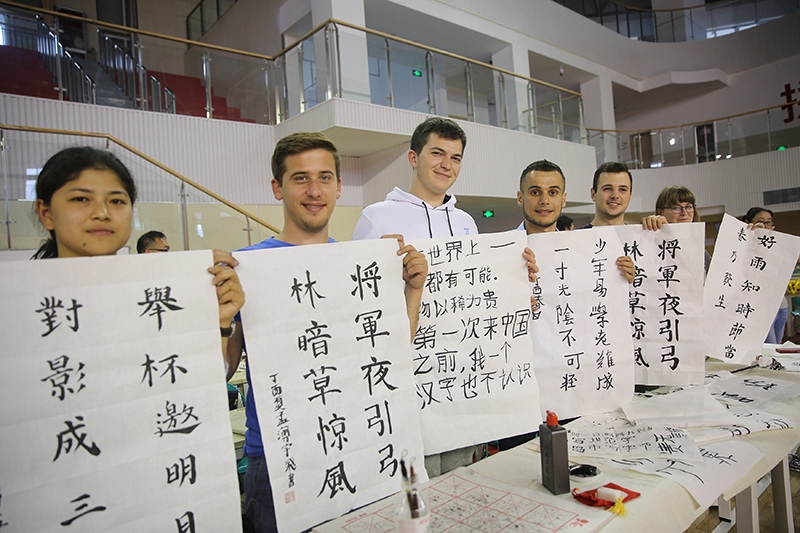 2017年6月5日，來自青島大學(xué)和中國石油大學(xué)（華東）的外國留學(xué)生在展示現(xiàn)場完成的書法作品。