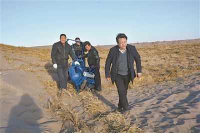 徐先英（右一）帶隊(duì)在沙漠腹地試驗(yàn)新型手扶式小沙障機(jī)。受訪者供圖