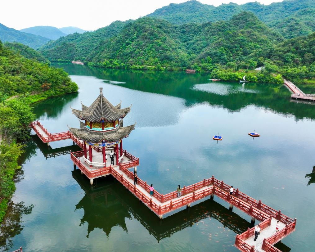 2024年8月11日，游客在湖南省雙牌縣陽明山國家森林公園萬和湖休閑游玩。新華社發(fā)（周秀魚春攝）