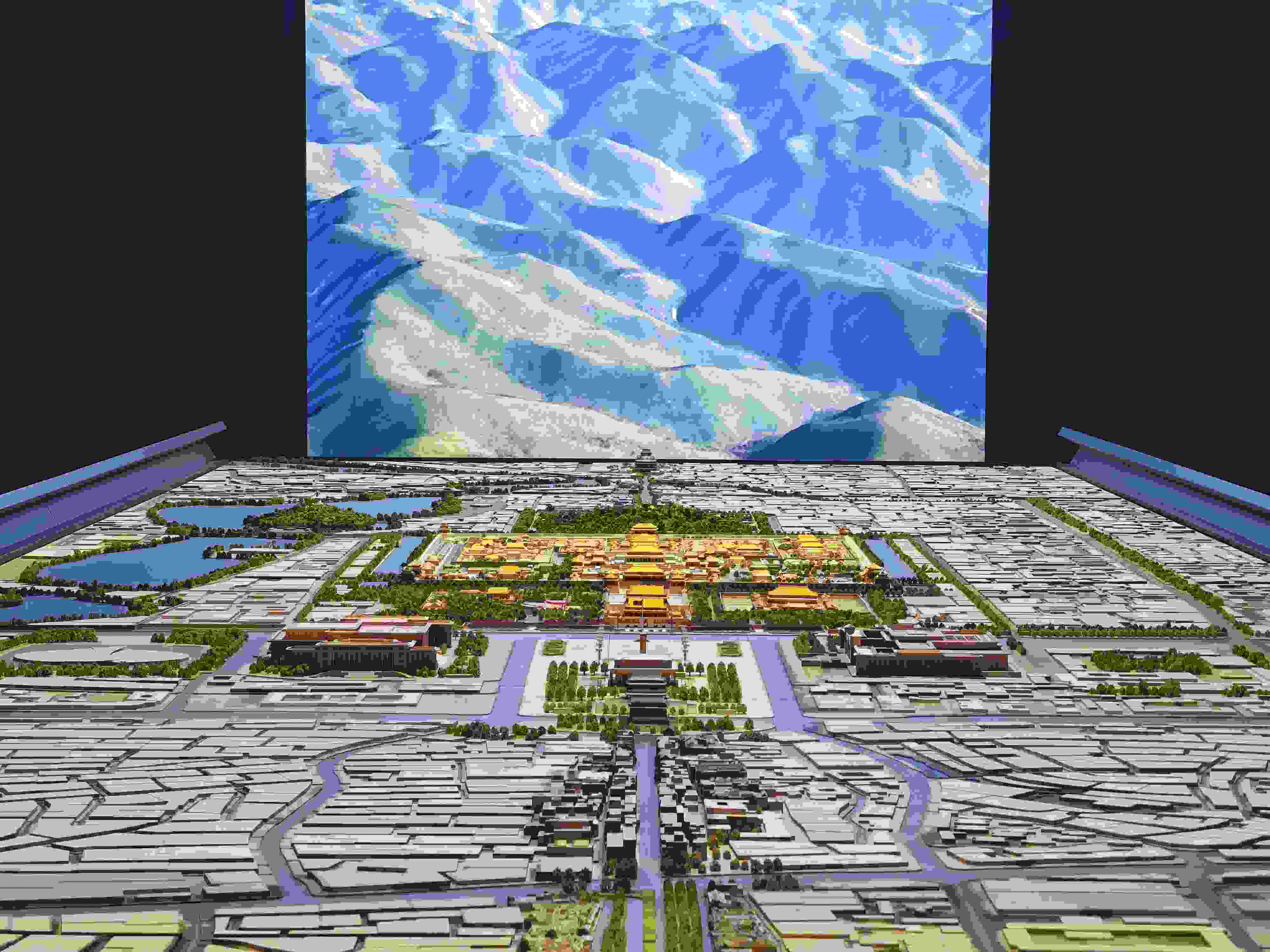 2023年3月，北京首都博物館精心制作的16米長中軸線沙盤，配以立體投影技術(shù)，展現(xiàn)了北京中軸線之壯美。